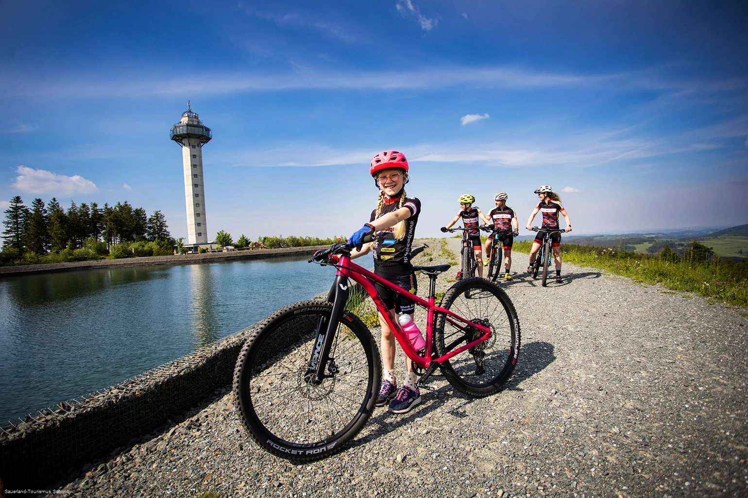 Familie mit Kindern bei einer Mountainbiketour am Bergsee auf dem Ettelsberg 