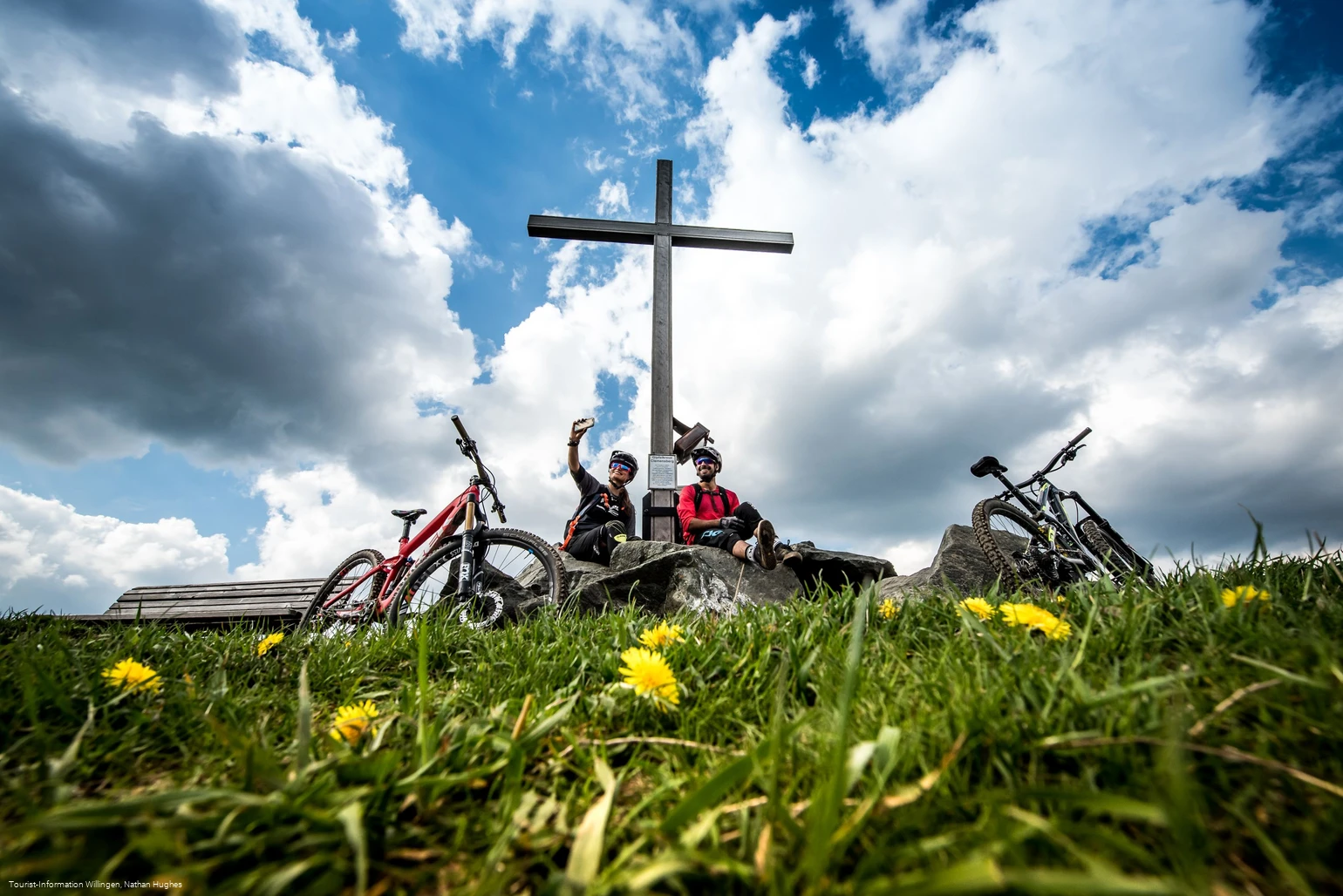 Mountainbiker am Gipfelkreuz